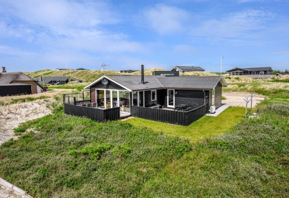 Hyggeligt sommerhus til 6 personer – kun 300m fra stranden