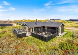 Hyggeligt sommerhus til 6 personer – kun 300m fra stranden