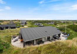 Lækkert sommerhus med udendørsspa og sauna