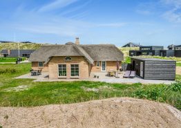Skønt og stråtækt sommerhus med spabad og sauna