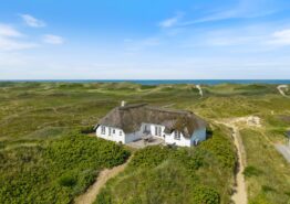 Einladendes Ferienhaus mit Garage nur 100 m zum Strand