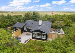 Klassisk sommerhus til fem personer ved Vesterhavet