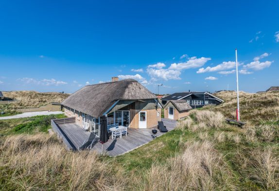 Rummeligt og højtbeliggende feriehus – kun 150m fra stranden