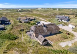 Strandnahes Ferienhaus mit  Reetdach und Wellnessbereich
