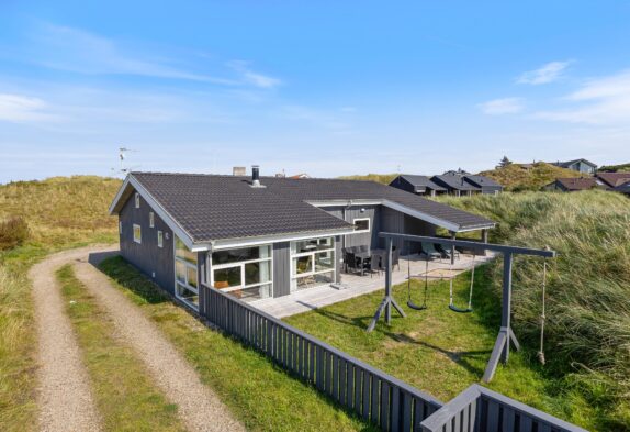 Skønt sommerhus omgivet af stor terrasse