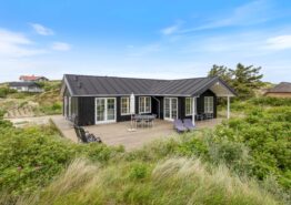 Lyst og indbydende sommerhus med dejlig terrasse i Houvig. Kat. nr.:  J6138, Mågedalen 10;