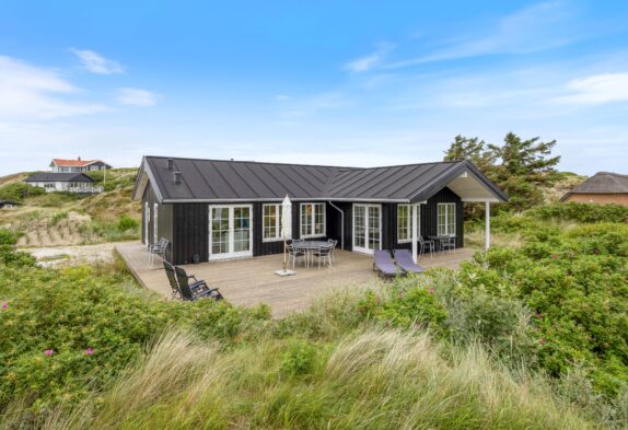 Lyst og indbydende sommerhus med dejlig terrasse i Houvig