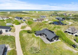 Sommerhus 150 meter fra vandet med vildmarksbad og udebruser. Kat. nr.:  J6153, Klitdalen 73;