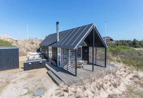 Lækkert stilfuldt lille sommerhushus med udendørs sauna og spa