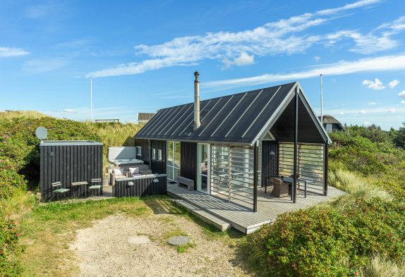 Lækkert stilfuldt lille sommerhushus med udendørs sauna og spa