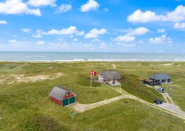 Sommerhuscharme og direkte adgang til stranden i Houvig. Kat. nr.:  J6225, Krogen 21;