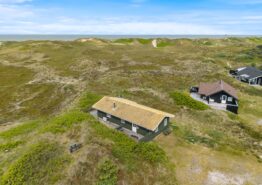 Traditionel og fredfyldt sommerhusferie kun 150 meter fra Vesterhavet