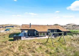 Hyggeligt træsommerhus med fredelig og strandnær beliggenhed