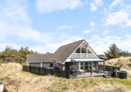 Klassisk feriehus med vildmarksbad og gåafstand til Vesterhavet