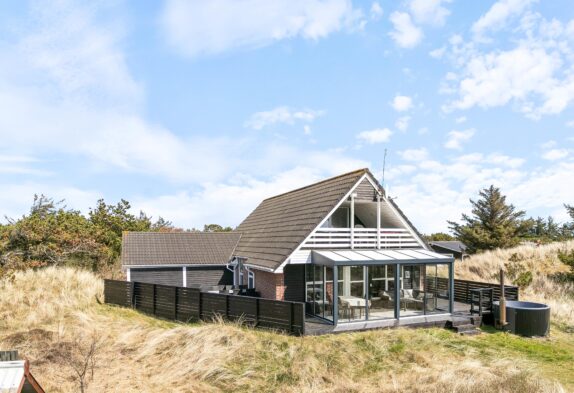 Klassisk feriehus med vildmarksbad og gåafstand til Vesterhavet