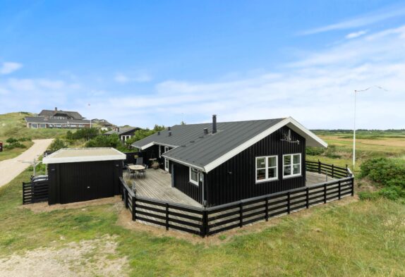 Feriehus med sauna, lukket terrasse og kun 450 m til havet