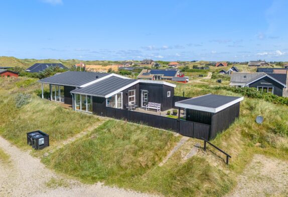 Lyst og venligt sommerhus med udendørs bruser og 250m til havet