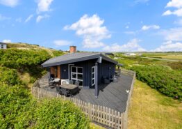 Spændende arkitekttegnet feriehus med dejlig træterrasse og beliggenhed