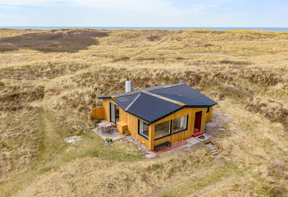 Hyggeligt sommerhus i første klitrække – 100 meter til vandet