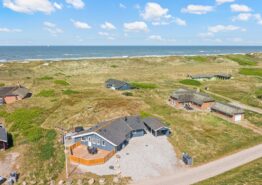 Feriehus med skøn terrasse tæt på stranden
