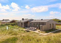 Moderne og stilfuldt feriehus ved havet med sauna, spa og billard