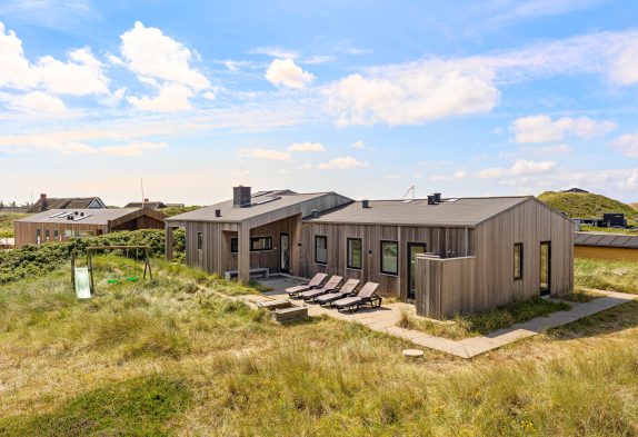 Moderne og stilfuldt feriehus ved havet med sauna, spa og billard