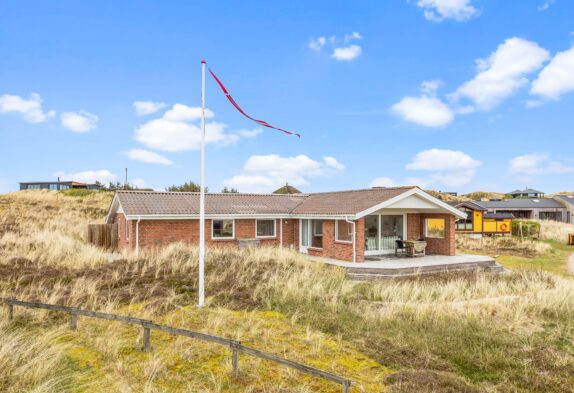 Feriehus nær stranden med brændeovn i Houvig