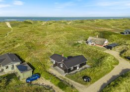 Hyggeligt sommerhus i første række til havet – renoveret i 2019. Kat. nr.:  J6608, Regnspovedalen 58;