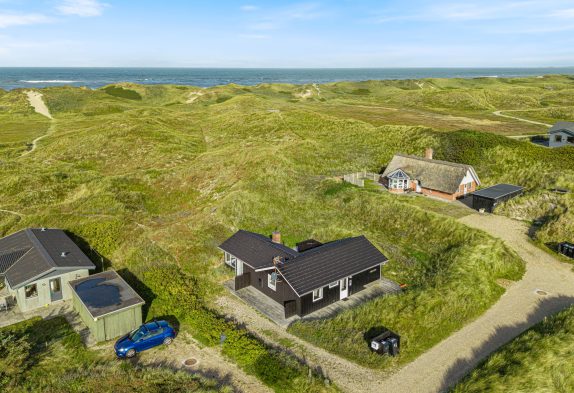 Hyggeligt sommerhus i første række til havet – renoveret i 2019