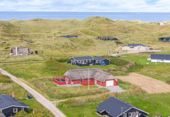 Smukt stråtækt feriehus – Kun 350m til stranden