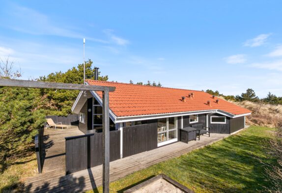 Charmerende og lyst træsommerhus med brændeovn i Houvig