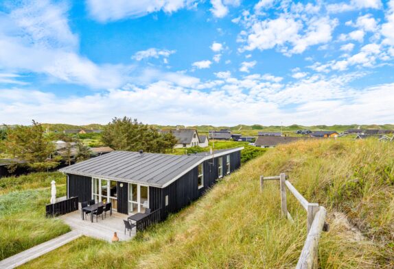 Hyggeligt sommerhus direkte ud til klitterne i Houvig