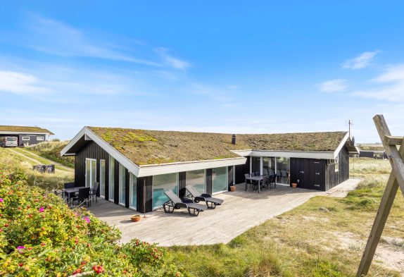 Dejligt poolhus i klitterne, med fjordudsigt og tæt på havet