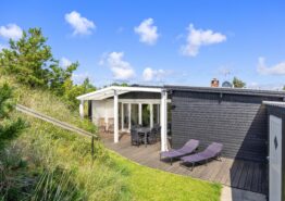 Hell eingerichtetes Ferienhaus auf schönem Naturgrundstück