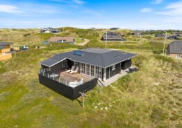 Dejligt sommerhus med moderne indretning og udsigt til klitterne