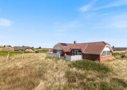 Rummeligt poolhus med solceller tæt på stranden