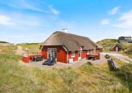 Dejligt sommerhus i yderste klitrække ved Houvig Strand