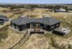 Lyst og arkitekttegnet sommerhus i Houvig med panoramaudsigt (billede 1)