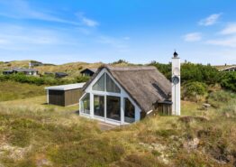 Sommerhus med stråtag på skøn naturgrund i Houvig