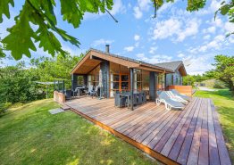 Hyggeligt hus med en god lukket terrasse og varmepumpe