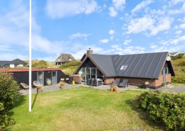 Energivenligt, renoveret sommerhus tæt på strand og klitter i Houvig