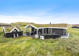 Hus på skøn naturgrund med god terrasse tæt på klitter