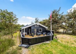 Fredfyldt sommerhus med lukket terrasse og brændeovn