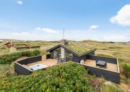 Sommerhus med udespa, lukket terrasse – kun 300m fra Vesterhavet