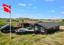 Flot, renoveret sommerhus med sauna og vildmarksbad i Houvig