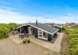 Indbydende sommerhus i Houvig med gode terrasser og hund tilladt