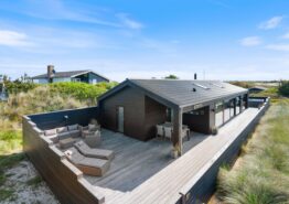 Strandnært og skønt sommerhus i Houvig med udespa og sauna