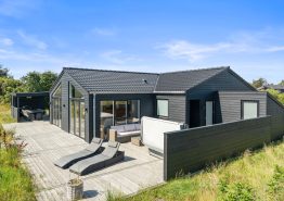 Dejligt sommerhus med aktivitetsrum, udespa og sauna i Houvig