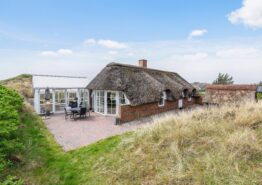 Hyggelig, stråtækt sommerhus i Houvig kun 400 meter fra vandet