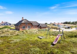 Rummeligt sommerhus i Houvig nær vandet og med spabad